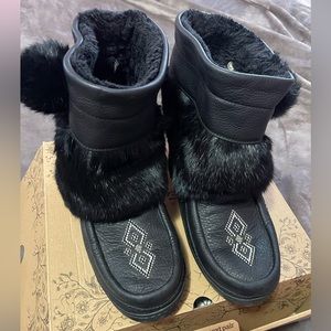 Manitobah Mukluks Annie Bell Short Snowy Owl Grain Mukluk